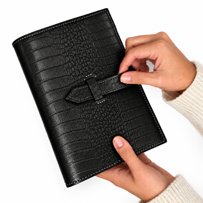 Personalizowany notes skórzany A5 z paskiem SA67 czarny wzór